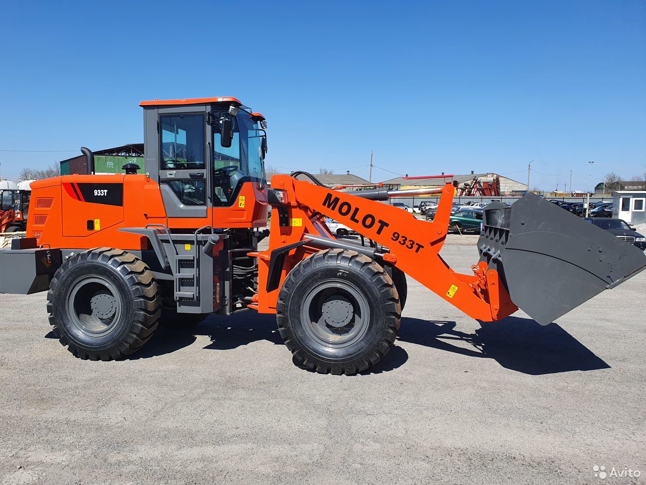 Фронтальный погрузчик MOLOT 933