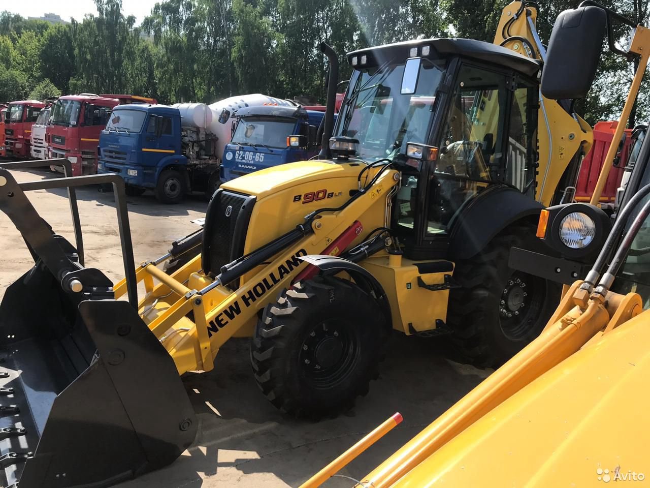 Экскаватор-погрузчик New Holland B90B, гидромолот