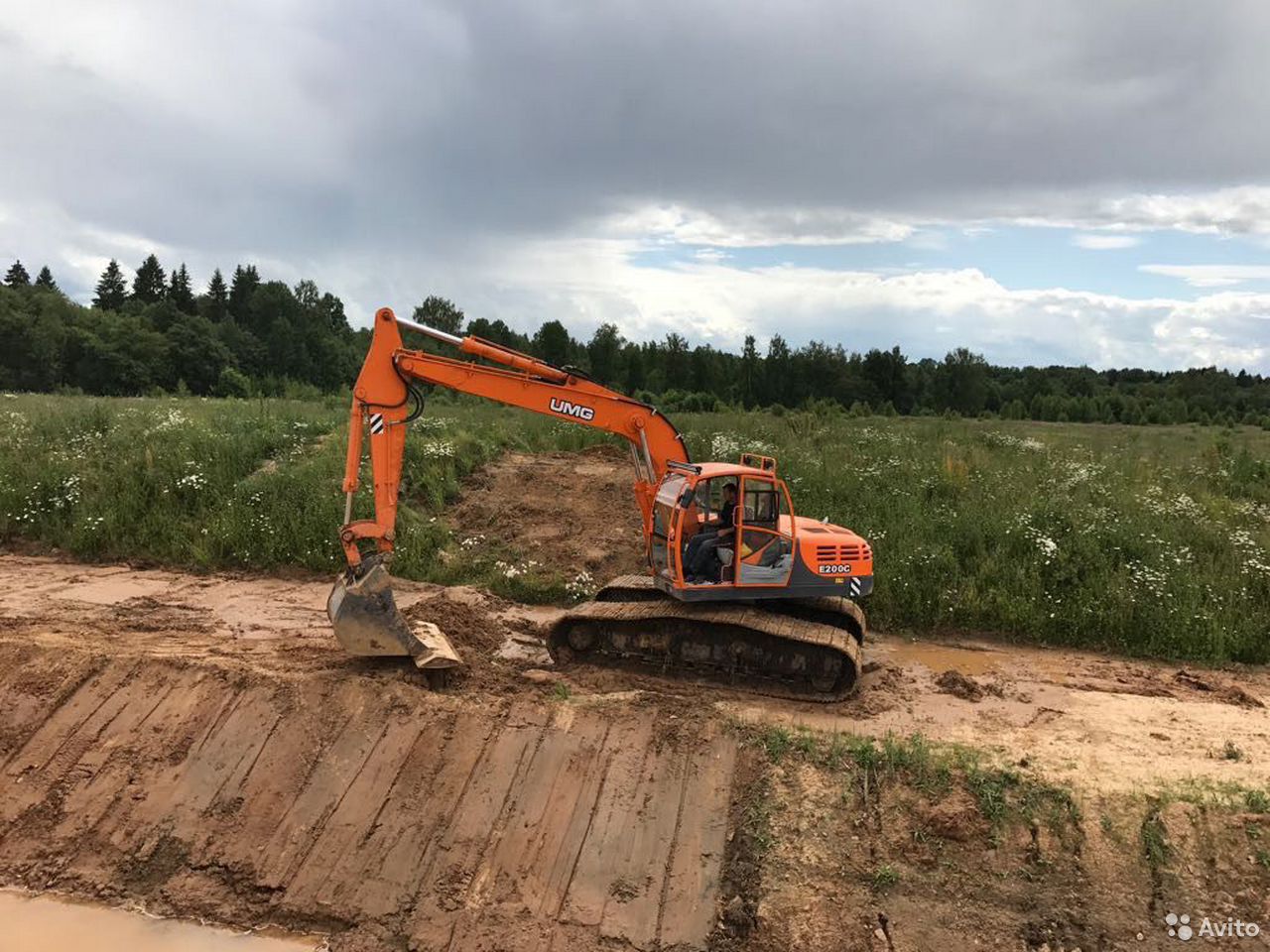 Гусеничный экскаватор UMG E200NC