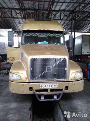 Седельный тягач Volvo VNL