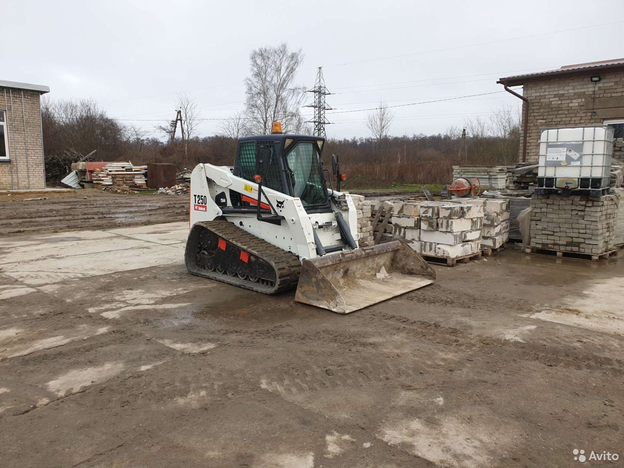 Гусеничный мини-погрузчик Bobcat T250