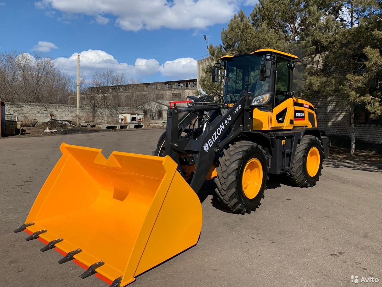 Фронтальный погрузчик BIZON 930