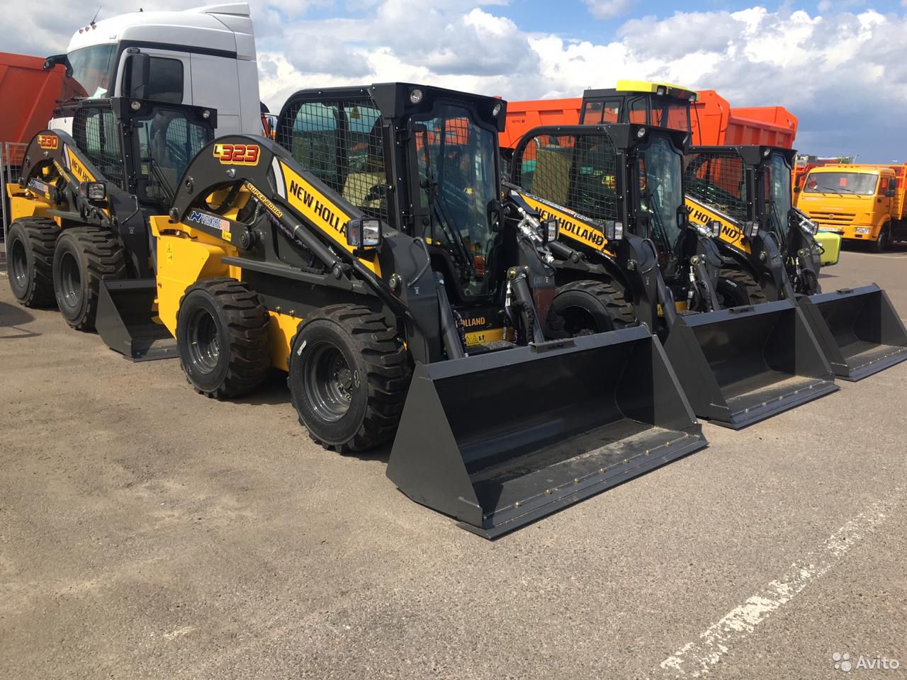 Мини-погрузчик New Holland L323