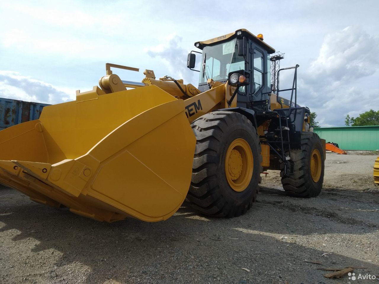 Фронтальный погрузчик SEM 668D