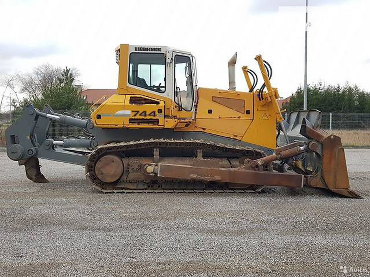 Гусеничный бульдозер Liebherr PR744L
