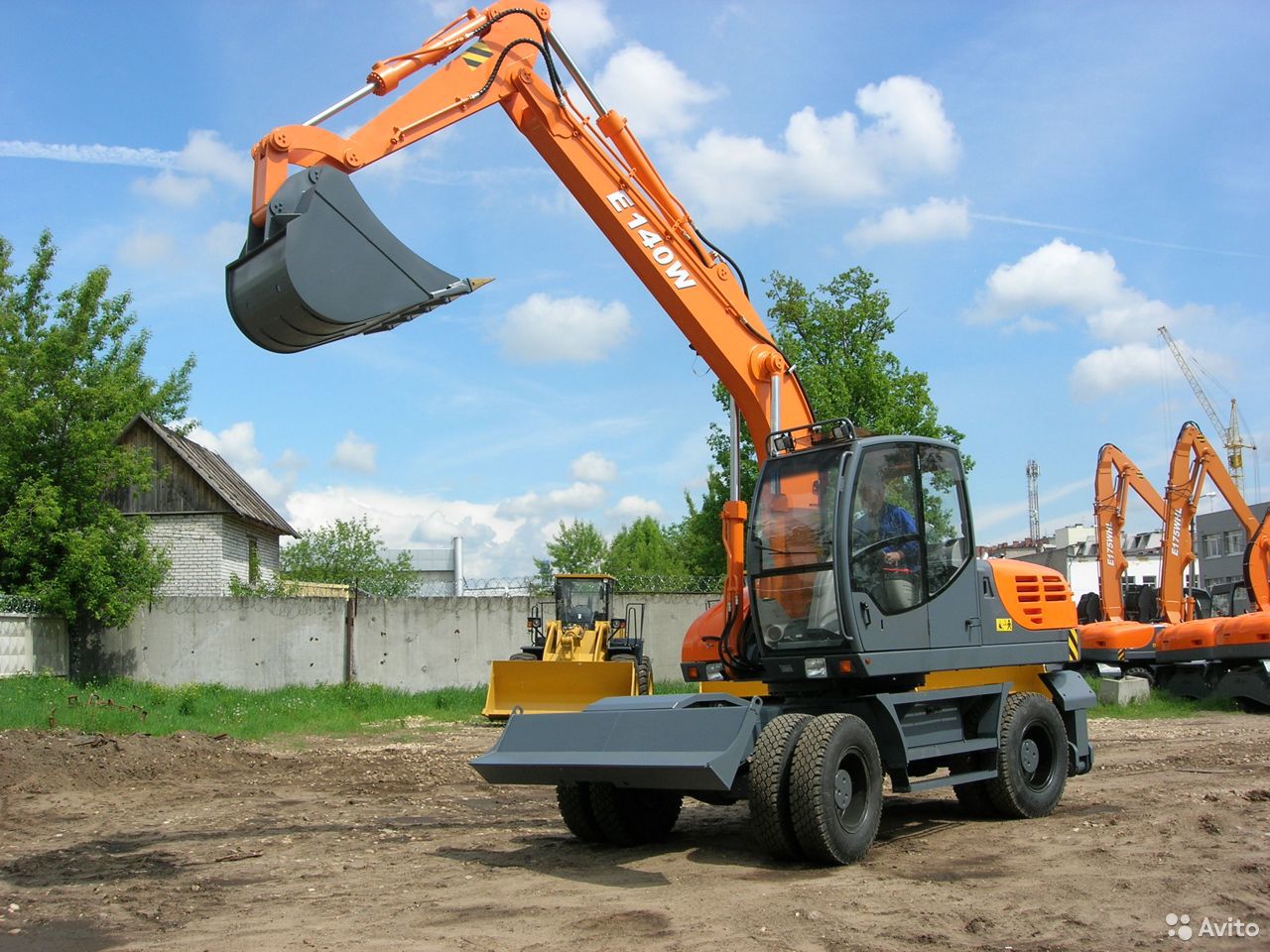 Колесный экскаватор UMG E140W