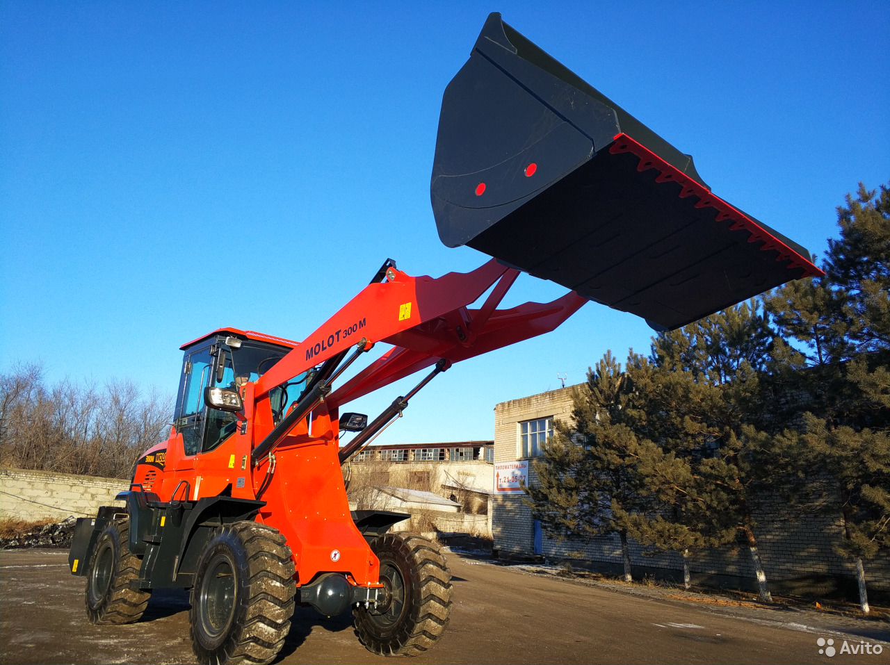 Фронтальный погрузчик Molot 300М