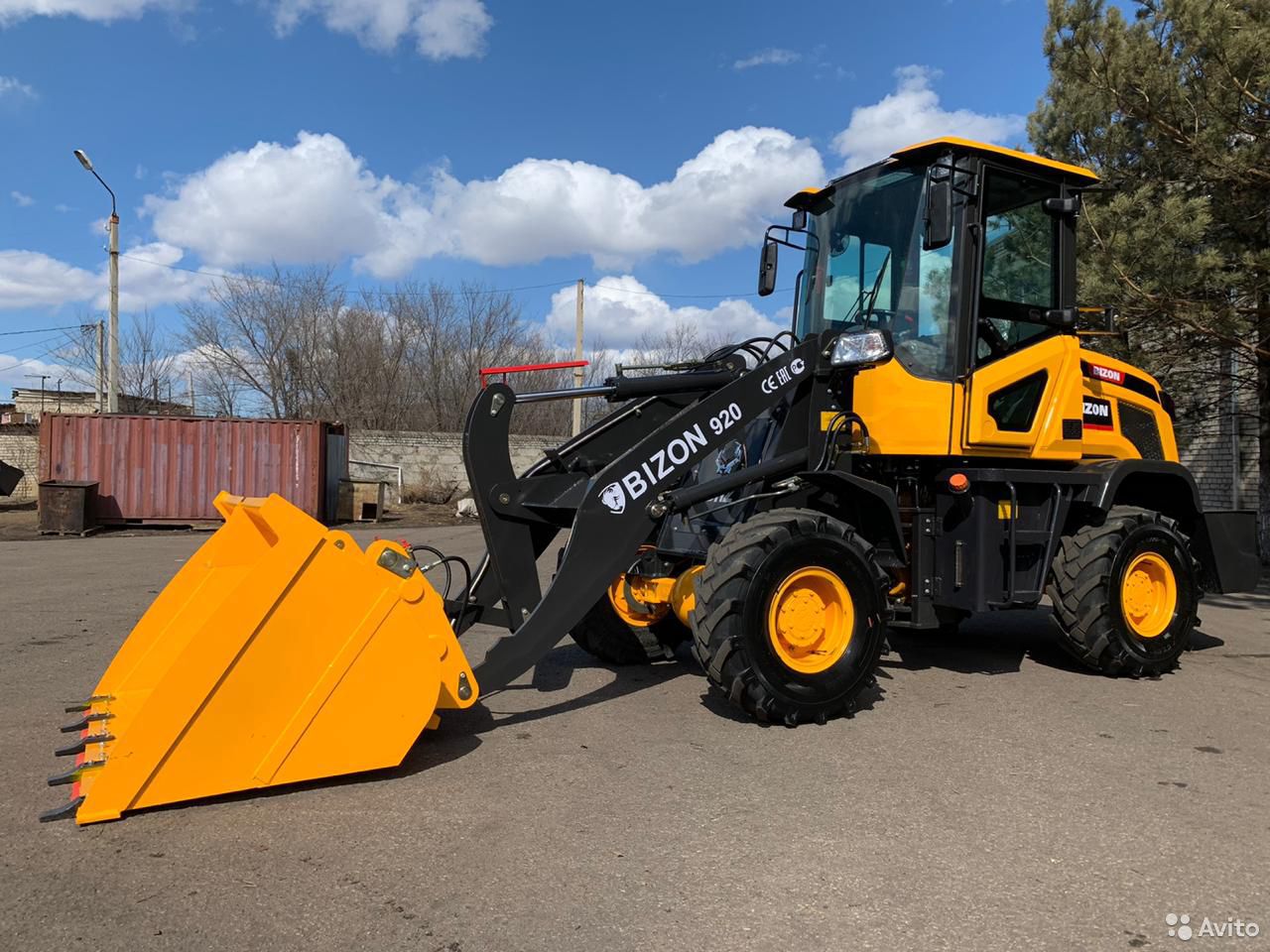 Фронтальный погрузчик BIZON 920