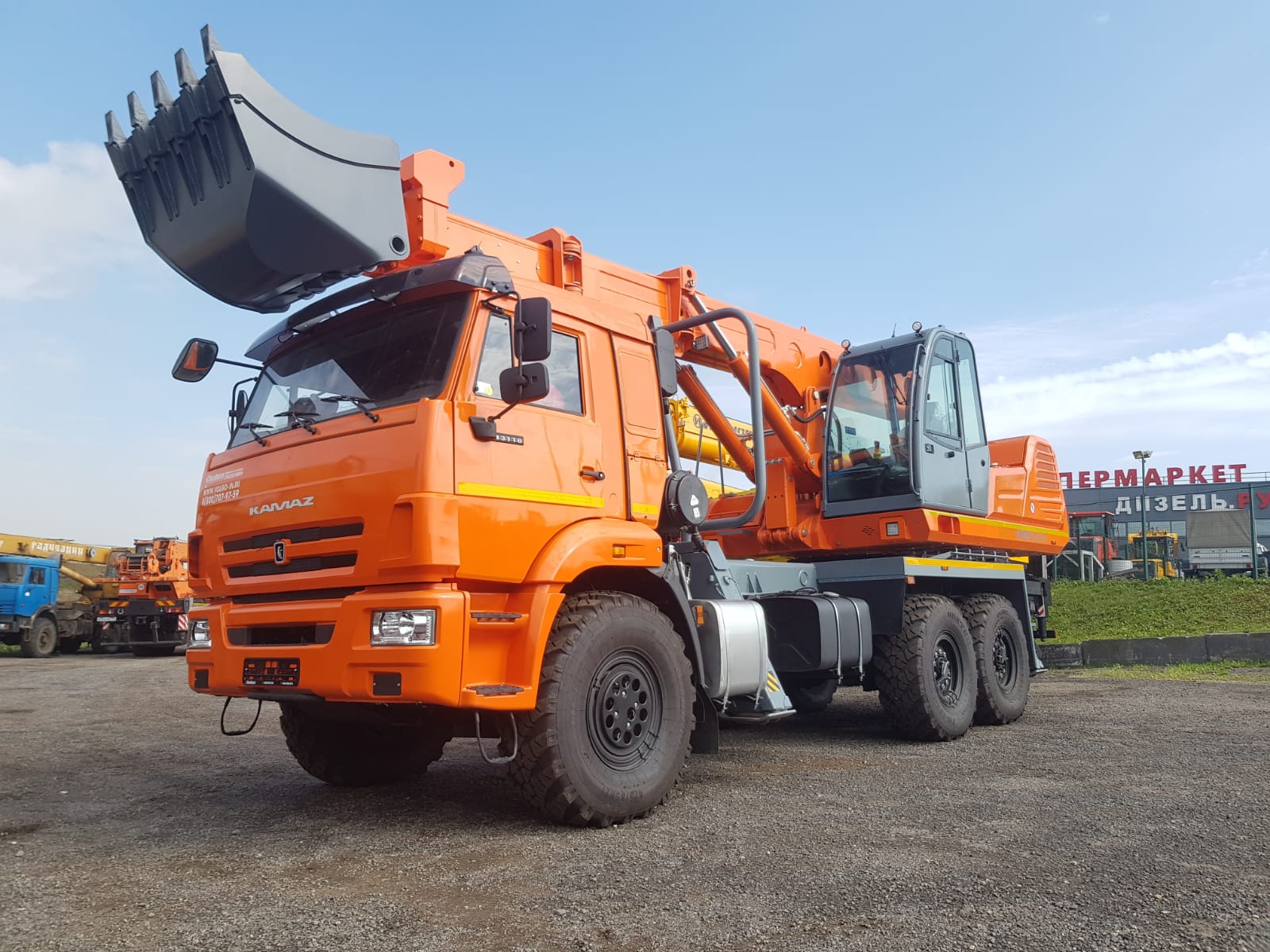 Экскаватор-планировщик UDS 214 на шасси КамАЗ-43118