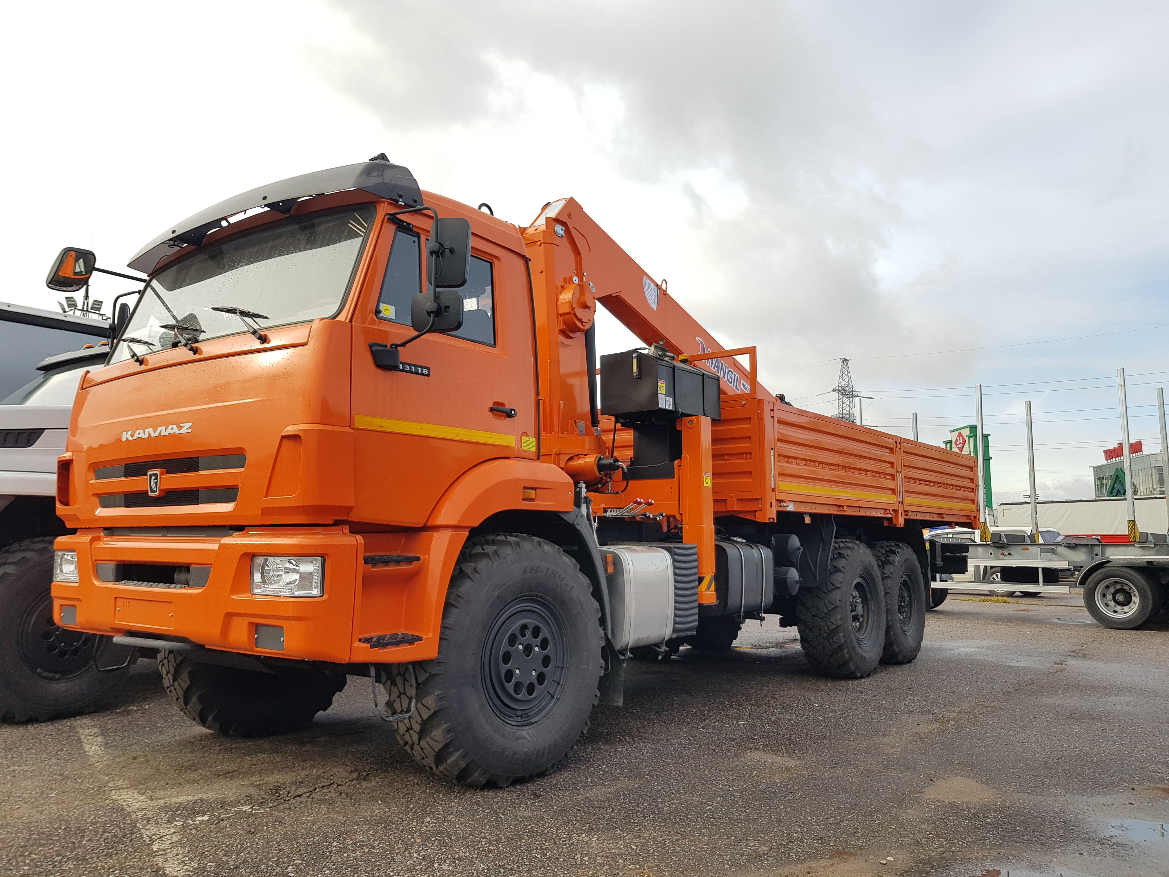 Бортовой грузовик с КМУ КамАЗ 43118 с КМУ Hangil 976