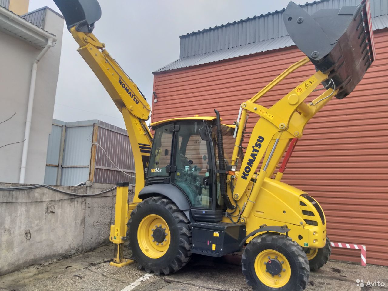 Экскаватор-погрузчик komatsu WB93R-5E0