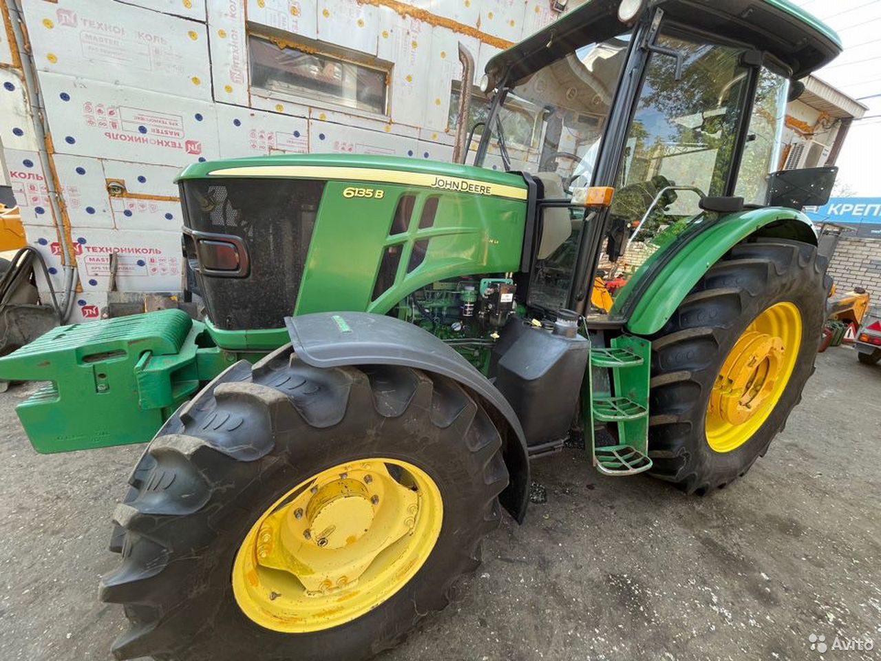 Трактор John Deere 6135