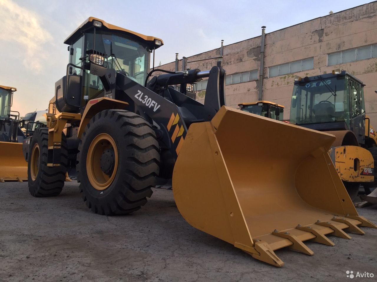 Фронтальный погрузчик XCMG ZL30FV (LW300FN)