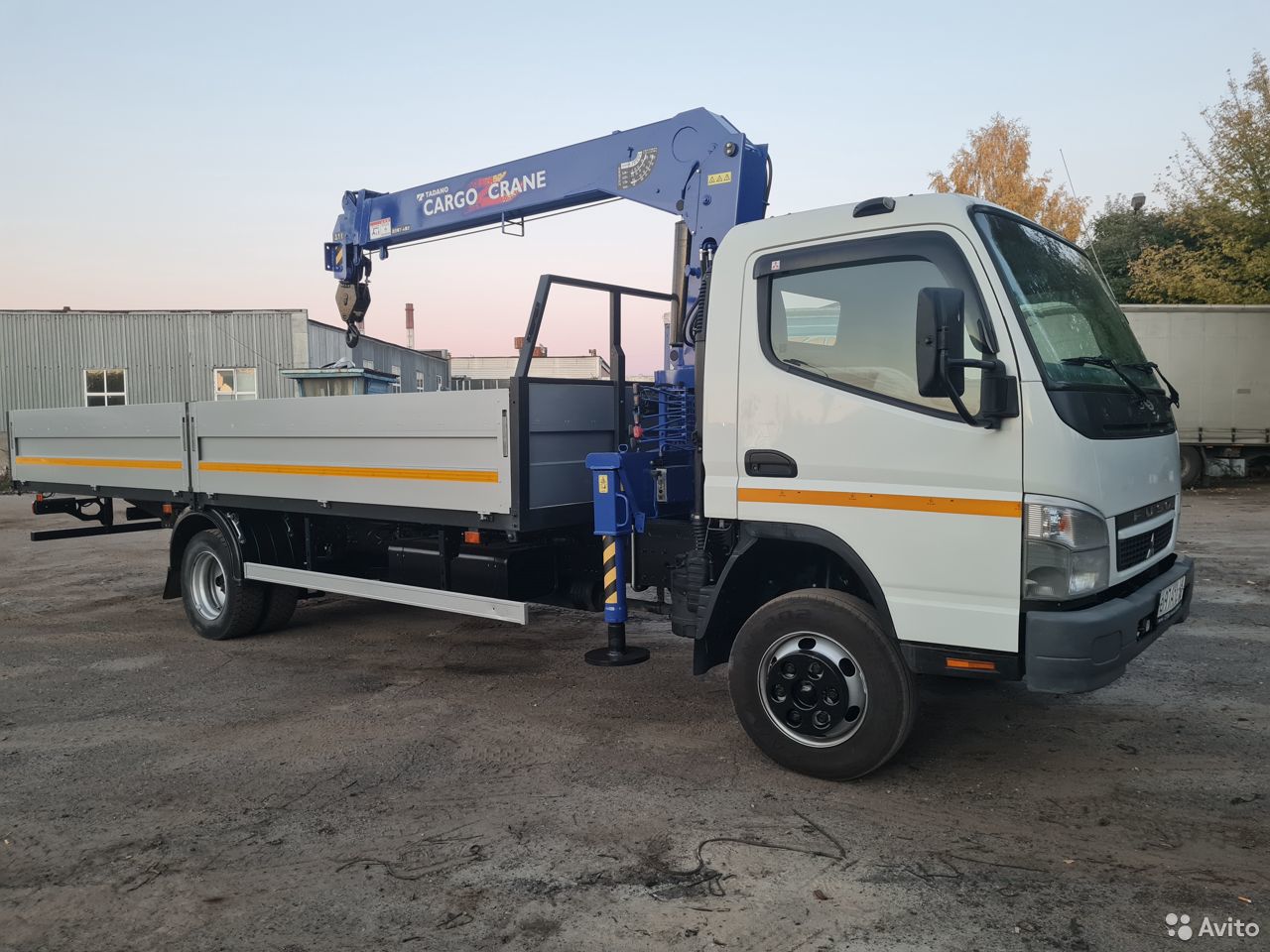 Бортовой грузовик с КМУ Mitsubishi Fuso Canter