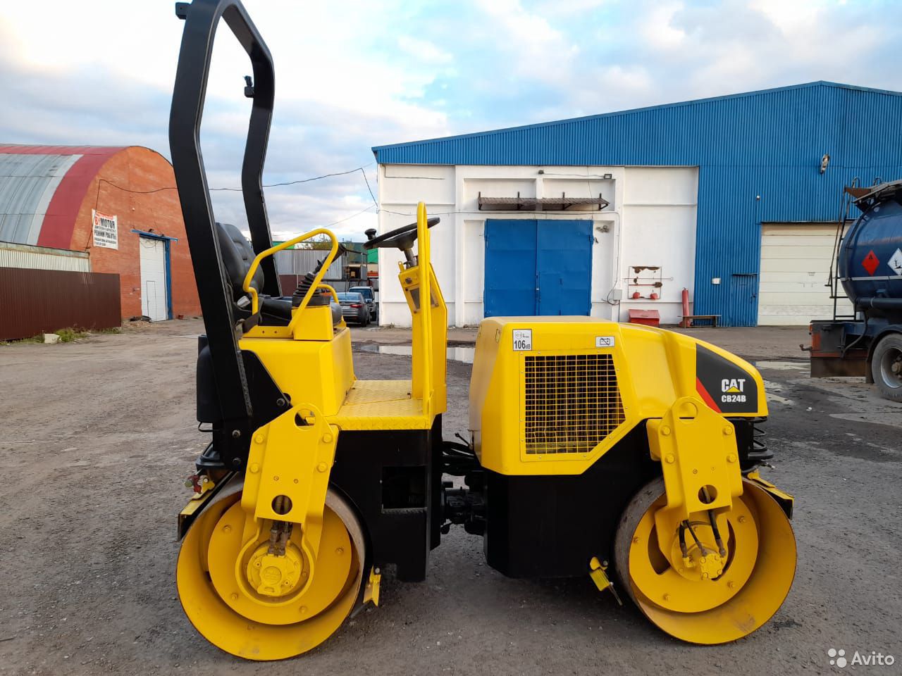 Тротуарный каток Caterpillar CB24B