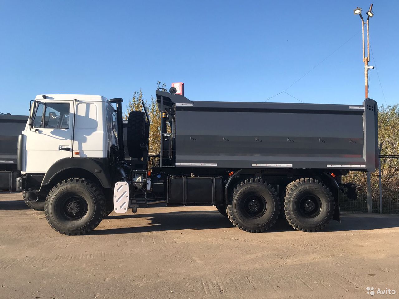 Самосвал МАЗ 780130