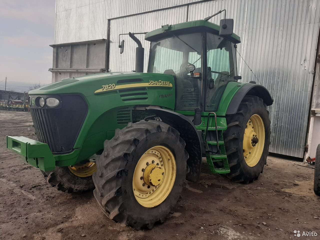 Трактор John Deere 7820