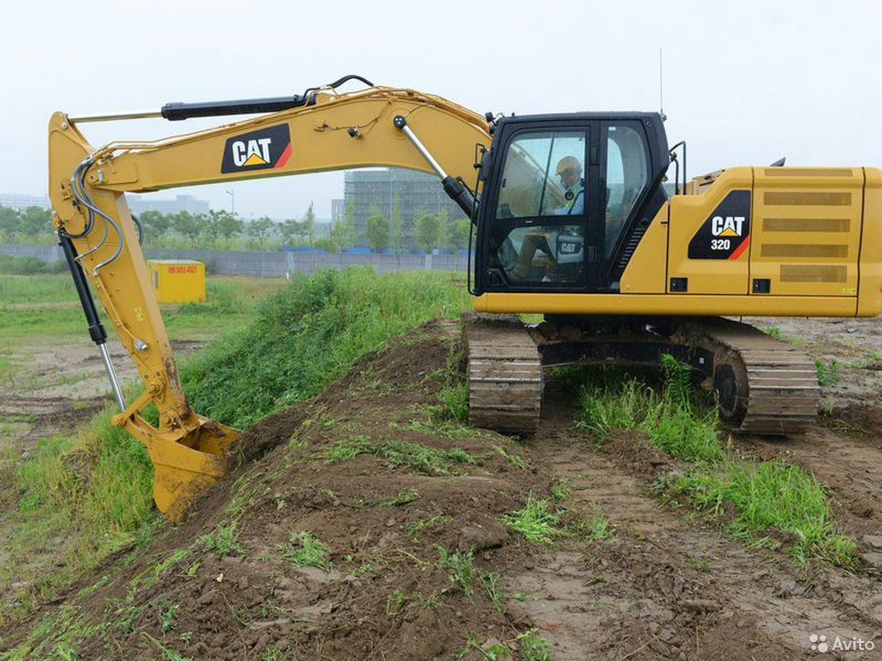 Гусеничный экскаватор Caterpillar 320