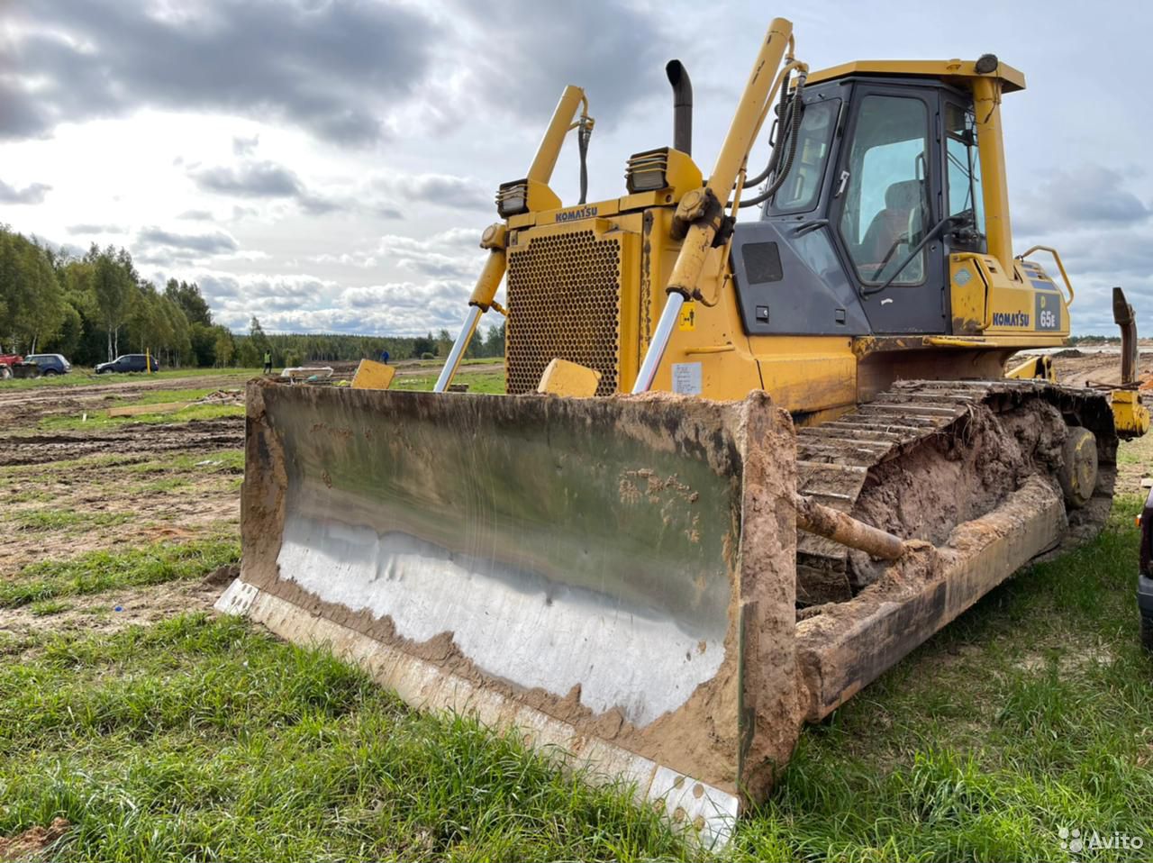 Гусеничный бульдозер Komatsu D65E-12