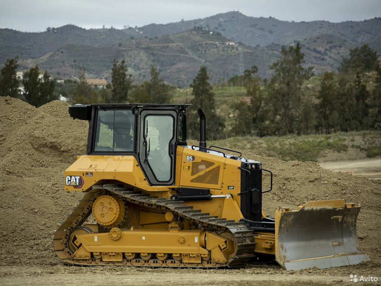 Гусеничный бульдозер Caterpillar D5