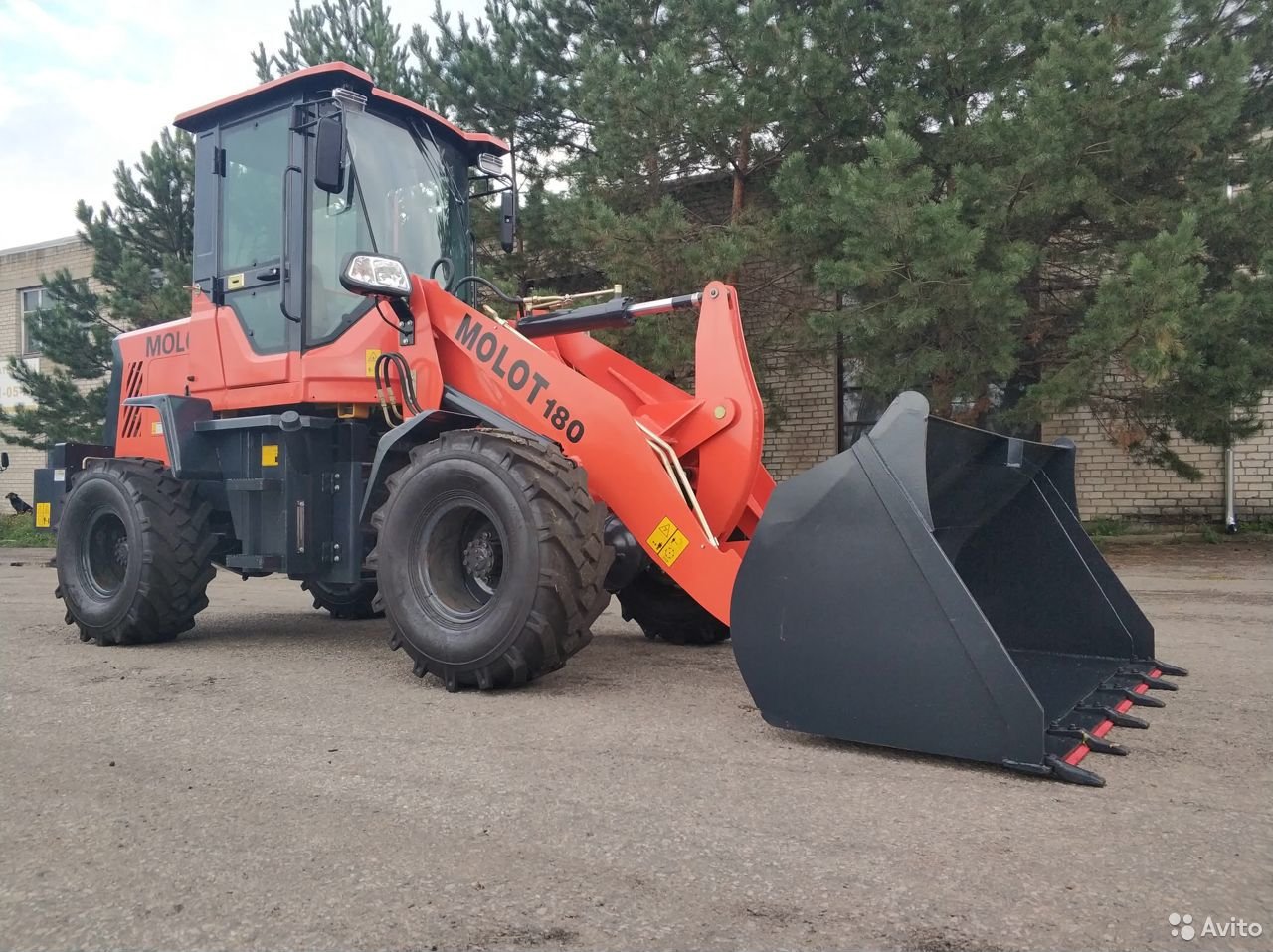 Фронтальный погрузчик MOLOT 180