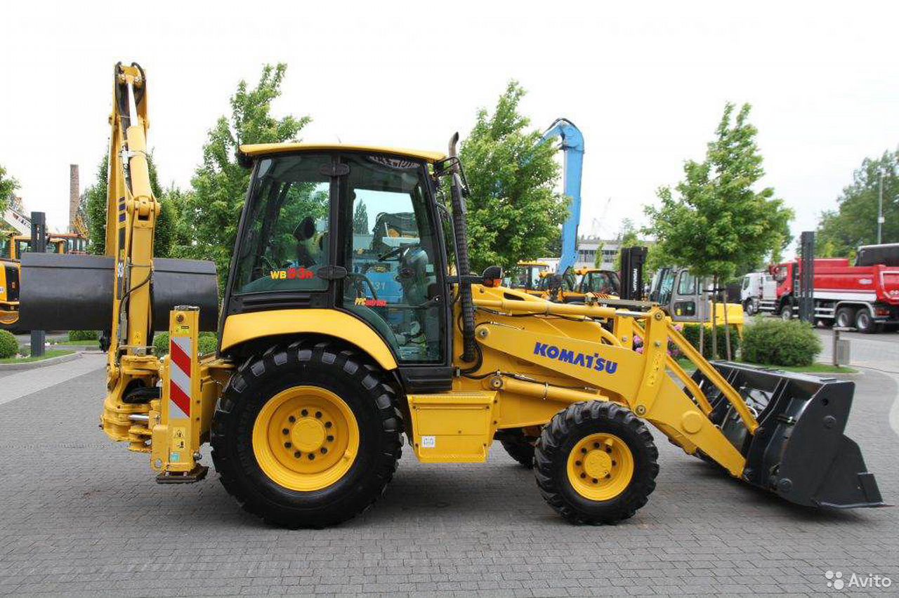 Экскаватор-погрузчик Komatsu WB93R-5E0