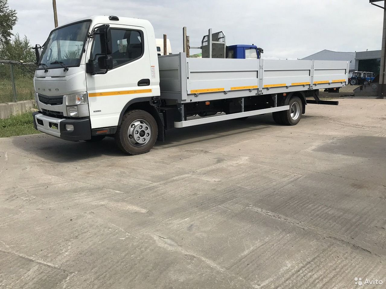 Бортовой автомобиль Mitsubishi Fuso Canter