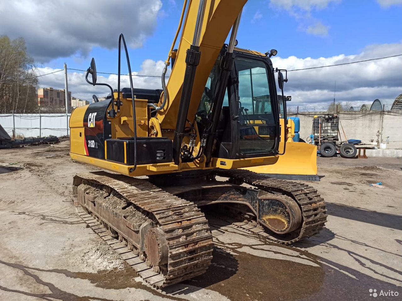 Гусеничный экскаватор Caterpillar 318D2L