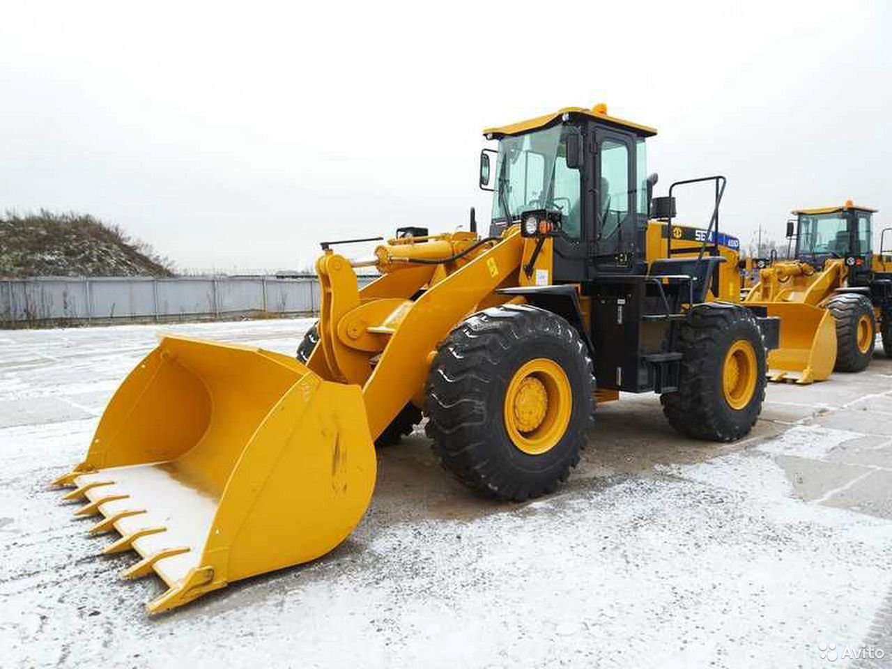 Фронтальный погрузчик SEM 655D