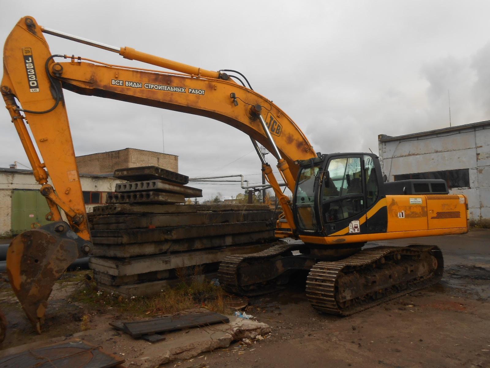 Гусеничный экскаватор JCB JS330 LC