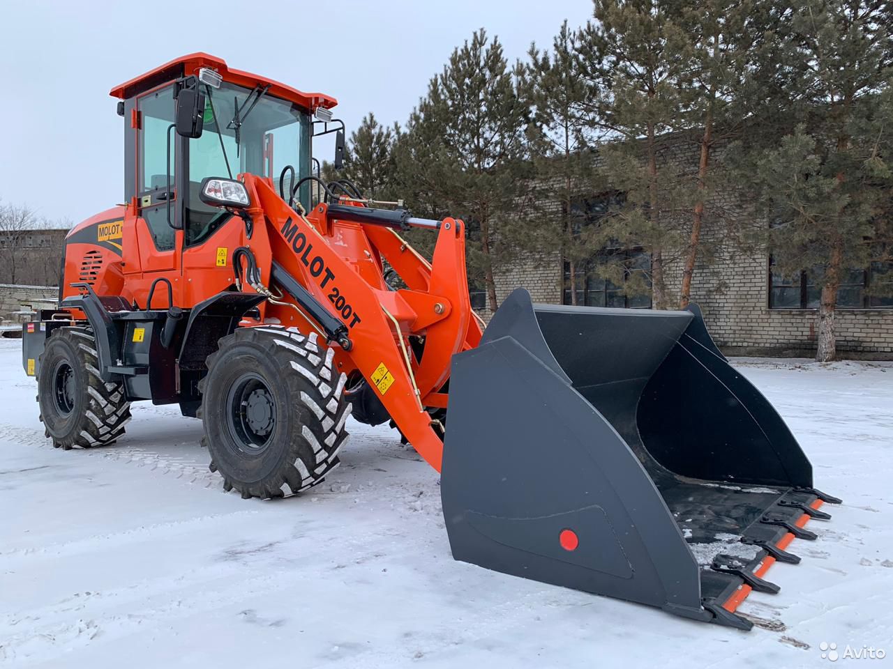 Фронтальный погрузчик Molot 200T