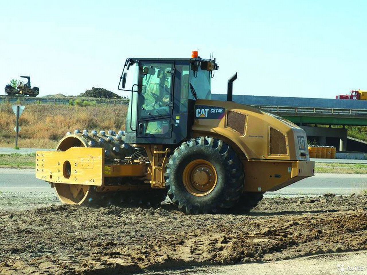 Грунтовый каток Caterpillar CS74B
