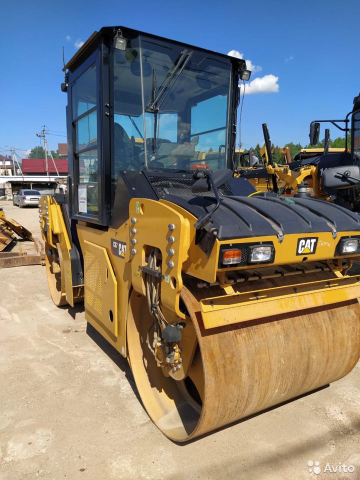 Двухвальцовый каток Caterpillar CB7