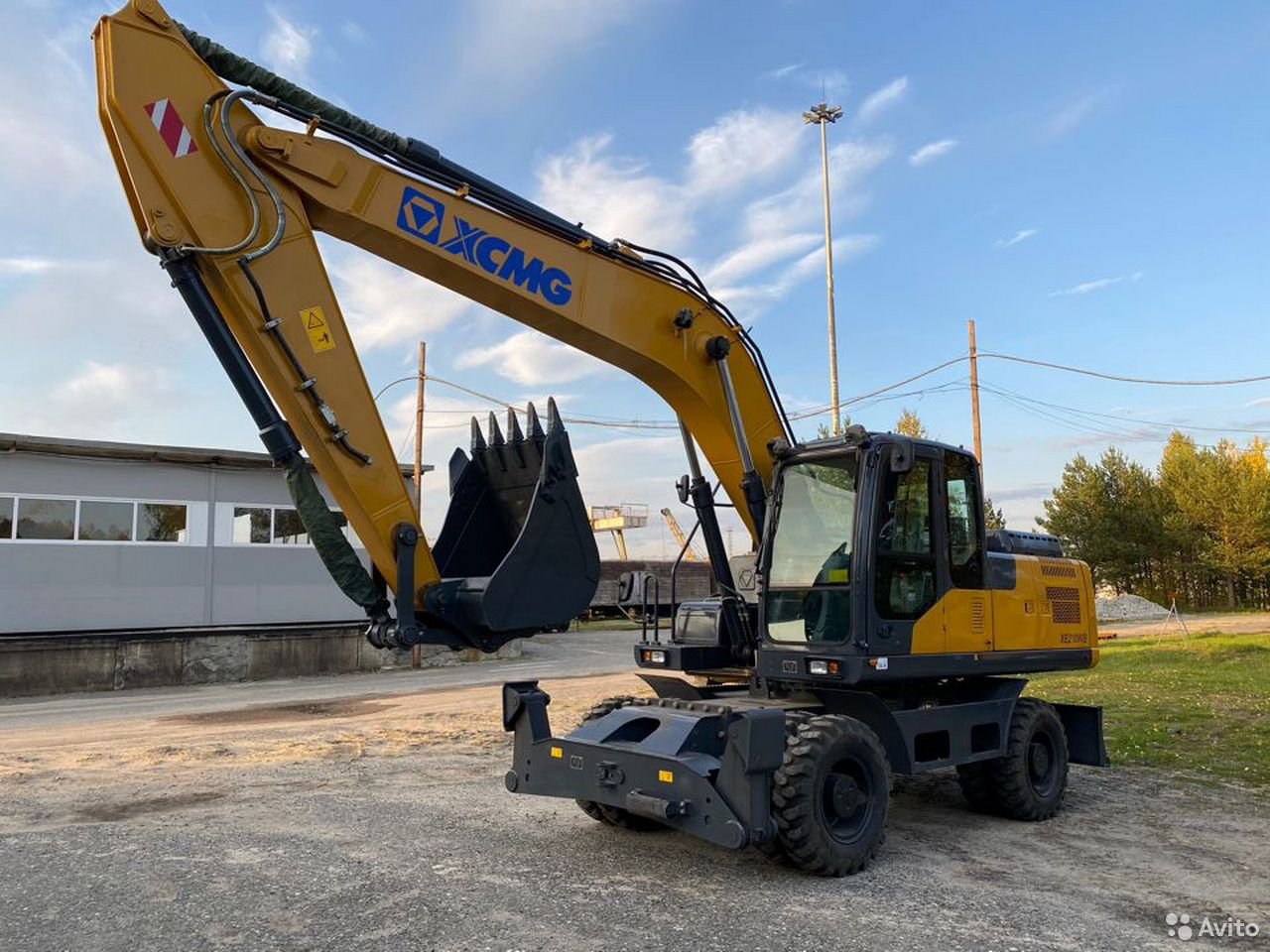 Колесный экскаватор XCMG XE210WB