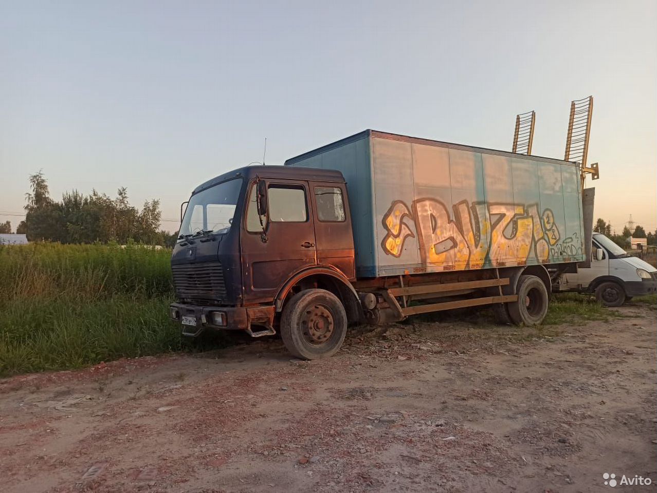 Грузовой фургон Mercedes-Benz 1617