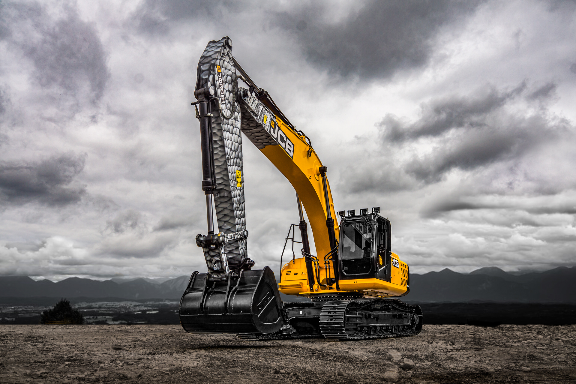 В России стал доступен экскаватор JCB JS 305 LC IRON MONSTER в специальной комплектации