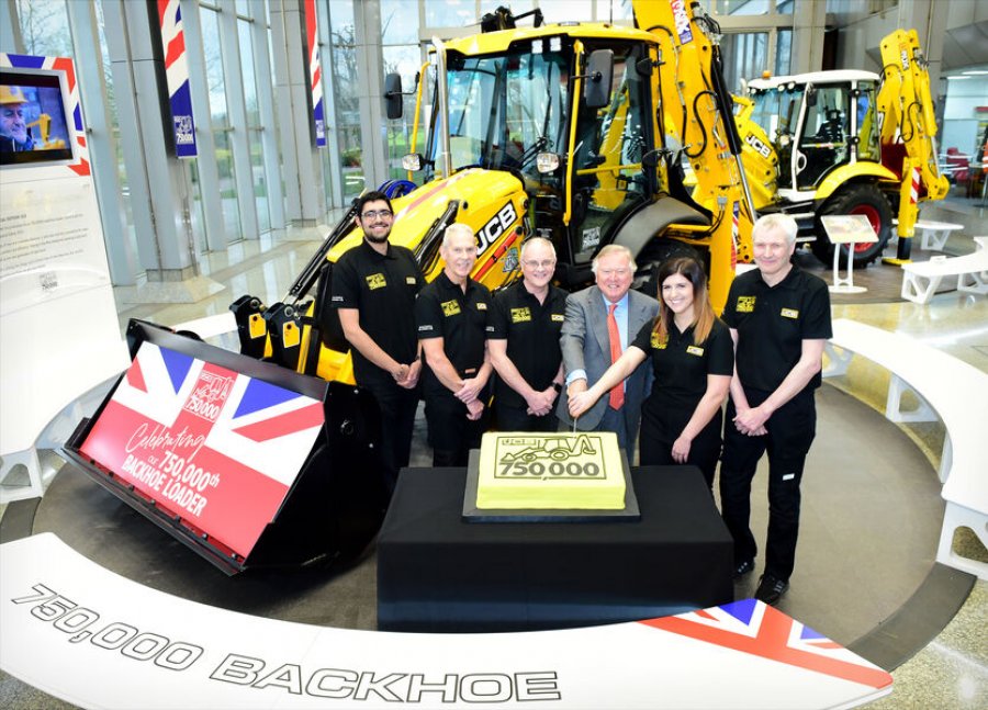 С конвейера JCB сошел 750-тысячный экскаватор-погрузчик