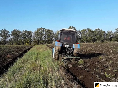 Вспашка земли трактором