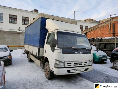 Тентованный автомобиль Isuzu NQR